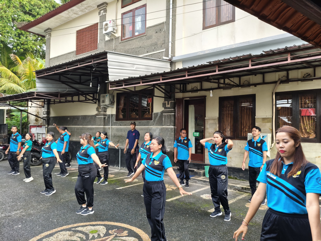 Pelaksanaan Kegiatan Jumat Sehat ( Senam Bersama ) Oleh Aparat Pemerintahan Desa Sembung